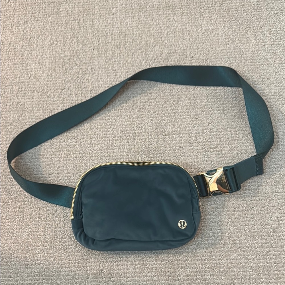 Lululemon *rare* Velour Green Jasper Everywhere Belt Bag